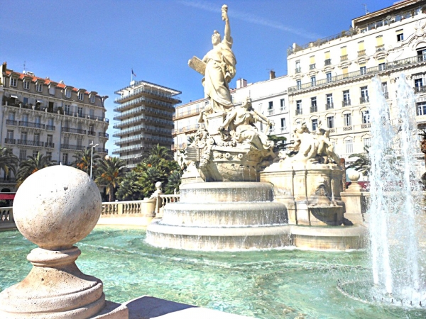 A COTE DE LA PLUS IMPORTANTE PLACE DE TOULON,  LA 