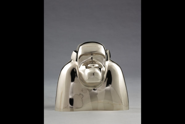 “Oscar” – Chimpanzé, Bronze nickelé. Fonte Rosini. Edition originale numérotée. 28 h x 29 l x 30 p. Oeuvre de Marie Louise Sorbac. Collection de bronzes “absolues”