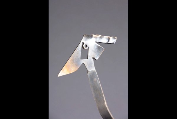 “Tara” - détail, vue de profil . Autruche. 2013. bronze patiné. Fonderie Fusions. Edition Originale numérotée. I45 h x 50 l x 50 p. Oeuvre de Marie Louise Sorbac. Collection de bronzes “aériens”