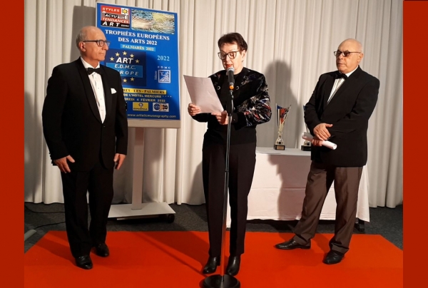 La présidente du Comité du Jury annonce le Palmarès des Trophées Européens des Arts 2022, Catherine Feffe, Lauréate du Palmarès.
