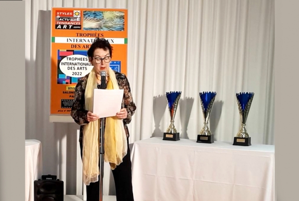 La Présidente du Comité du Jury Annie d'Herpin annonce le Palmarès2022 Frédéric Steinlaender  obtient le Trophée  International des Arts