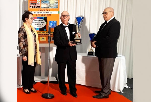 Le Comité du Jury et le critique d'art, Antoine Antolini, délégué des Editions EDMC,<br/>lors de l'attribution des Trophées Internationaux des Arts 2022