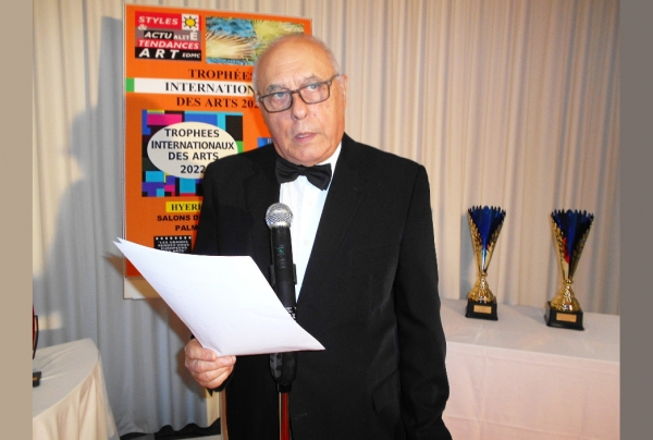 Le vice président du Comité du Jury, Eugène German, lors de l'attribution des Trophées Internationaux des Arts 2022