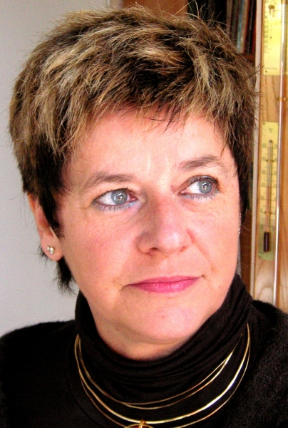 LA PEINTRE ANNE-MARIE BOYER, DANS LA GRANDE AVENTURE DE L'ABSTRACTION POUR FAIRE EVOLUER L'ESTHETIQUE PICTURALE 