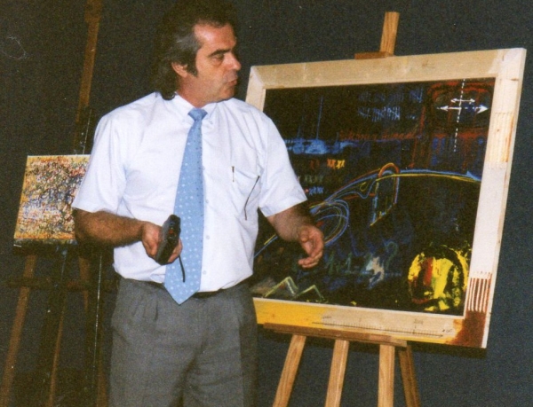 LE PEINTRE GERARD SUISSIA  PRESENTANT LUI-MEME SES OEUVRES ET SON STYLE EN PUBLIC EN JUILLET 2004  (EDMC archiv.)
