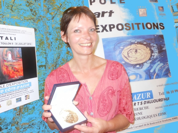 LA PEINTRE TALI EN JUILLET A PRESENTE SES OEUVRES AU POLE D'EXPOSITION SUD COTE-D'AZUR. SON OEUVRE RECOIT LA MEDAILLE 