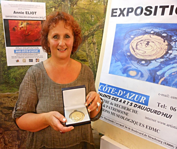 LA PEINTRE ANNIE ELIOT, MEDAILLE 