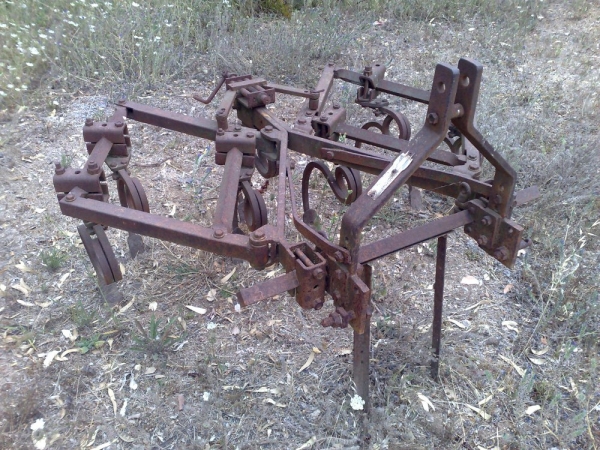 44 Outil agricole ancien