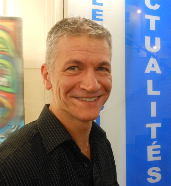 LE PEINTRE ERIC BRUNI, POURSUIT UN ITINÉRAIRE SÛR ET PERSEVERANT. IL SAIT MAINTENIR LE CAP D'UN STYLE FRAIS ET INNOVANT, DE POESIE FIGURATIVE, AVEC UNE PALETTE AUX COULEURS CHOISIES, DÉLICATEMENT VIVES.