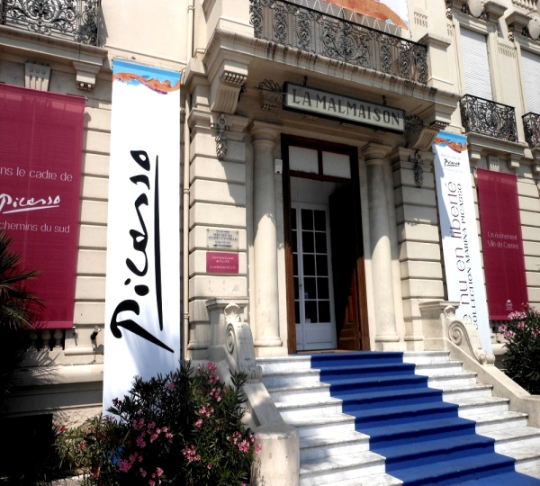 Vue de l'entrée du Centre d'art La Malmaison CANNES