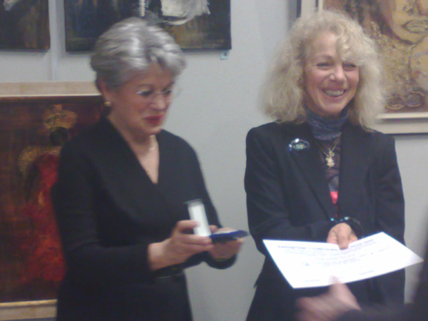 Mme Colette Gluck remettant  les Prix du Concours des Arts 2009.
