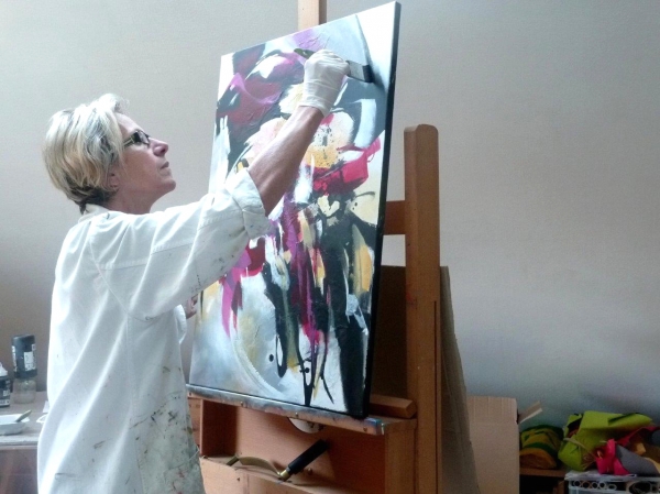 la peintre MABRIS dans son atelier