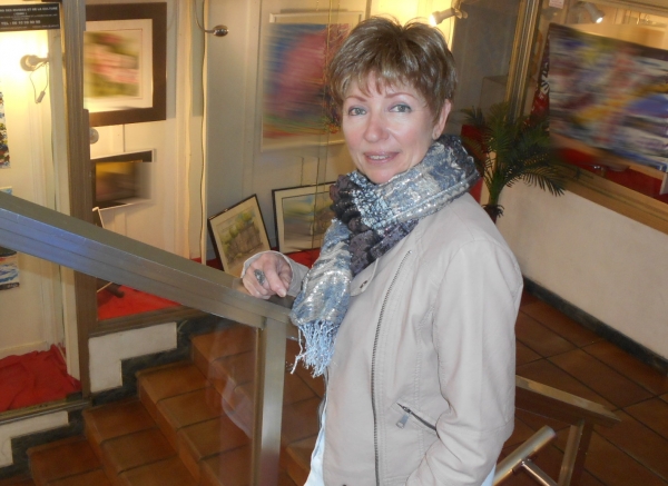 Isael, peintre et créatrice numérique, ici au Pôle Exposition Sud Côte-d'Azur