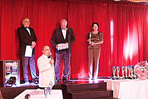 organisé en Octobre par les Editions EDMC le CONCOURS DES TROPHEES COTE-D'AZUR 2016 ART CONTEMPORAIN à Hyères-les-Palmiers ici sur la scène le Jury remet les Trophées obtenus par les lauréats. 