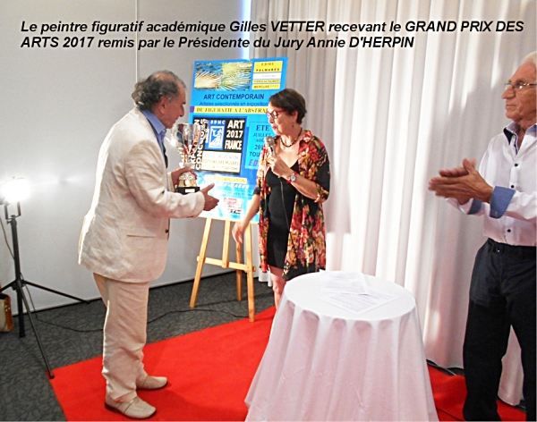Gilles VETTER  recevant le Grand Prix des Arts 2017 remis par Annie d'HERPIN, présidente du Jury