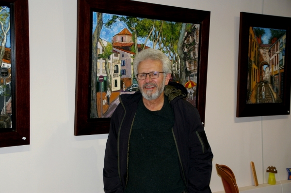 9 - Le peintre William FENECH devant ses paysages.