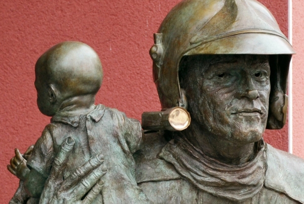 Gros plan sur l'oeuvre statuaire  
