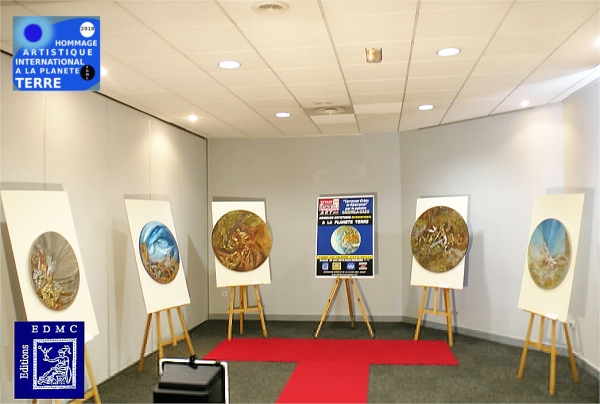 HOMMAGE ARTISTIQUE INTERNATIONAL A LA PLANETE TERRE. Une vue de l'Exposition-Hommage 