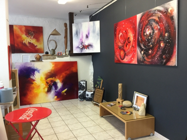 Nadine BERTULESSI, peintre. L'univers pictural de l'artiste, ici une vue de sa galerie à Morestel en Isère.
