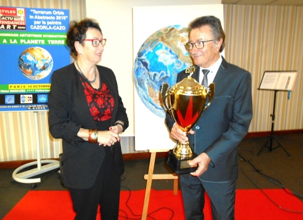 PARIS 2019 Annie d'Herpin , peintre, déléguée du Comité de l'Hommage et l'artiste Cazorla-Cazo, venant de recevoir le Trophée commémoratif pour son Exposition-Hommage 