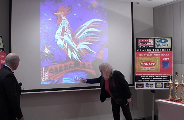 Marie-France BUSSET, peintre présente ses oeuvres et techniques, sa démarche artistique, ici à Monaco devant le Comité du Jury, en présence du critique d'art Antoine Antolini.