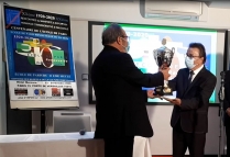 Remise  du Trophée Commé-moratif du Centenaire-Hommage Ecole de PARIS 1920-2020, à Patricia Kluwe Derderian, peintre italienne brésilienne, vivant aux USA , représentée par son beau-père M. Derderian.Trophée remis par Cazorla-Cazo, du Comité du Centenaire