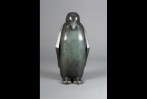“Patagonia” – vue de face. Manchot, bronze patiné. Fonte Susse. Edition originale numérotée. 64 h x 35 l x 27 p. Oeuvre de Marie Louise Sorbac. Collection de bronzes “absolues”