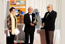 Attribution par le Comité du Jury du Trophée International des Arts 2022 à la peintre Cécile Duret, Lauréate du Palmarès, Salon Picasso Hôtel Mercure**** Hyères-Les-Palmiers