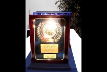 Attribution de la Plaquette Médaille  Artiste d'Honneur de l'Année 2022 à Grinhilda Szendy, Sculptrice, créatrice  admise au Palmarès national 2022