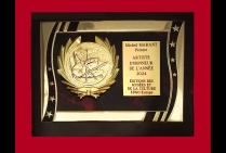 Plaquette avec Médaille Artiste d'Honneur de l'Année 2024. Le Comité du Jury à voulu honorer un peintre abouti. Les recherches esthétiques de Michel MARANT impulsent  la naissance d'une nouvelle tendance stylistique.    