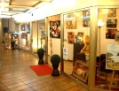UNE VUE DU POLE D'EXPOSITION SITUÉ GALERIE MARCHANDE CARROUSEL A TOULON, EN PLEIN CENTRE-VILLE.  