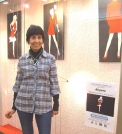 LA PEINTRE ALLYNEE (RENEE BALLY) DEVANT SA COLLECTION PEINTE DE VETEMENTS DE MODE