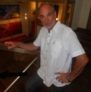 LE PEINTRE BRUNO BRIATTE. MEDIATEUR DE L'INFINI. IL DETIENT LES CLES D'UN PONTAGE ENTRE L'ULTIME CONTACT AVEC LA TOILE ET L'AILLEURS.  A  VOIR... A RESSENTIR...