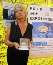 MARIE-CLAUDE CHARBONNAUX, SON TALENT QUI REDEFINIT L'ESTHETIQUE DE L'ABSTRACTION A ETE MEDAILLÉ. ELLE JOUE AVEC SUBTILITE SUR LES PROFONDEURS ET LE CINETISME DES PLANS
