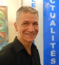 LE PEINTRE ERIC BRUNI, POURSUIT UN ITINÉRAIRE SÛR ET PERSEVERANT. IL SAIT MAINTENIR LE CAP D'UN STYLE FRAIS ET INNOVANT, DE POESIE FIGURATIVE, AVEC UNE PALETTE AUX COULEURS CHOISIES, DÉLICATEMENT VIVES.