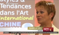 La peintre Isabelle GELI a présenté ses oeuvres à PEKIN, ici interviewée par la Télévision Centrale de Chine, la CCTV. (LIEN: Cliquer sur l'image pour voir son interview )