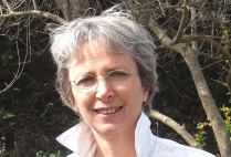 La peintre Cathy VULTAGGIO, nous enchante par la puissance et la modernité actuelle de son style académique. Elle a su porter sa peinture sur le champ du monde, nous en montre les visages, nous en dit l'humain universel derrière les regards.