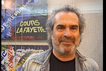 Gérard SUISSIA, peint une abstraction textuelle où les graphismes sont utilisés comme signes abstraits, sa toile écrite, tel un plan de ville, devient nouvelle forme de paysage abstrait. Son style a été agréé et honoré en Chine, pays des idéogrammes.