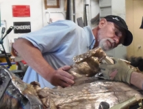 Le sculpteur Didier LEMAITRE durant la réalisation de la statue 