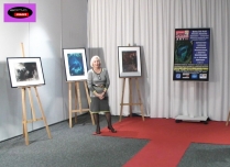 La peintre abstraite Betty de Rus lors de son Exposition-Hommage