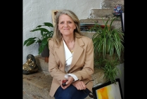 La peintre abstraite Nadine Bertulessi, lauréate du concours artistique, à obtenu le Grand Trophée de la Méditerranée du Style et des Arts MARSEILLE 2019 - 