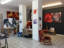 Nadine BERTULESSI, peintre. L'univers pictural de l'artiste, ici une vue de sa galerie à Morestel en Isère.