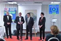 PARIS 2019 10/10.Hommage artistique international à la Planète Terre.  Salons de l'Hôtel Mercure * * * * Paris 19 ème. Cérémonie de remise du Trophée Commémoratif au peintre Cazorla-Cazo.