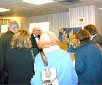 Antoine Antolini et le peintre Cazorla-Cazo expliquant son oeuvre. Exposition-Hommage 