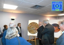 Cazorla-Cazo, peintre, et Antoine Antolini, devant l'oeuvre 